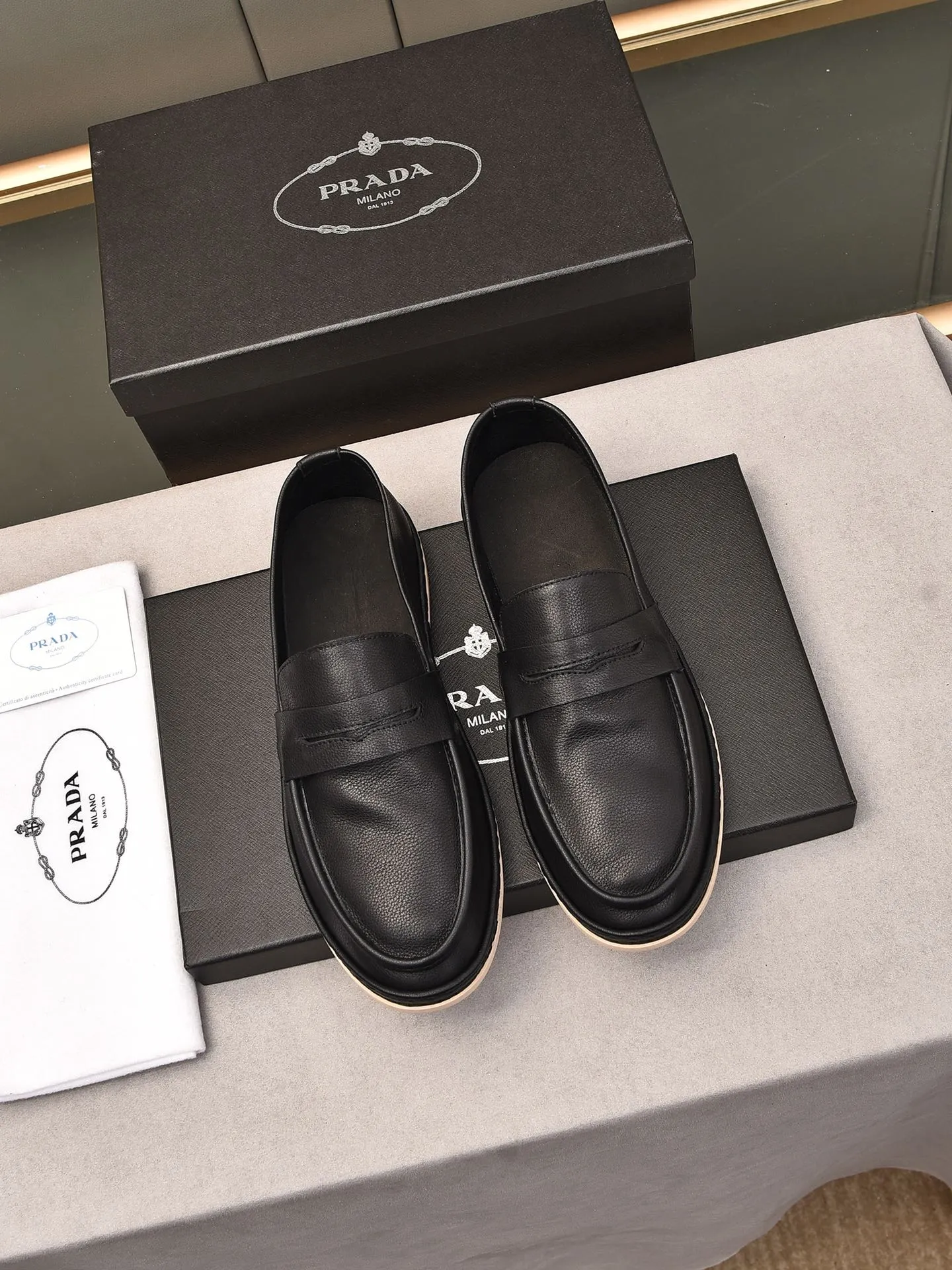 👟👟👟Men's Shoes💰P420 🆕🔥New Updates🔥👟PRADA (Prada) new products are released, imported soft cowhide, fashionable to allow air to penetrate the entire shoe, and the awesome shoes [strong] bring an extremely comfortable and breathable feeling! Beautiful inside and out! Exquisite workmanship, top-grade cowhide material, 😌Number: 38~44, black and white color options.